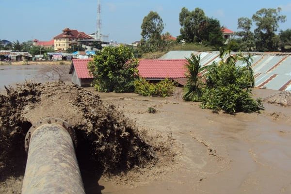 Boeung Kak Lake being filled in and people evicted