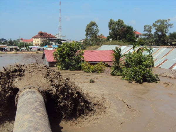 Boeung Kak Lake being filled in and people evicted